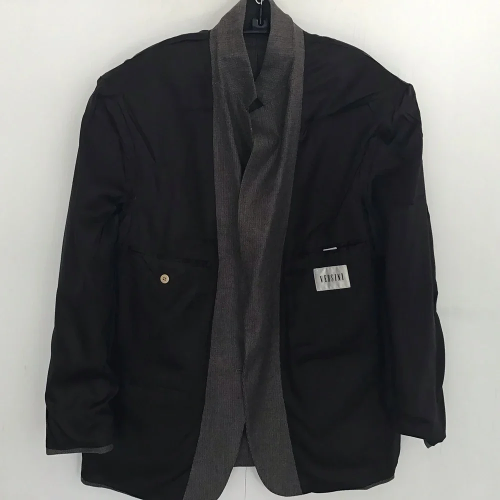 Silk and wool blend two button Versini sports coat Size 42 Short